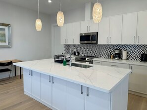 Fridge, microwave, oven, stovetop - Lakefront Lower Level Walkout- 35 min to Niagara (Grimsby)