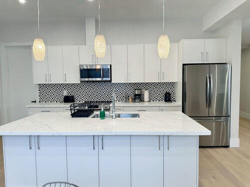 Lakefront Lower Level Walkout- 35 min to Niagara