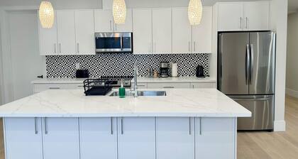 Lakefront Lower Level Walkout- 35 min to Niagara