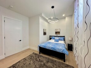 Room - Lakefront Lower Level Walkout- 35 min to Niagara (Grimsby)