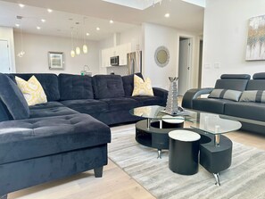 Living area - Lakefront Lower Level Walkout- 35 min to Niagara (Grimsby)