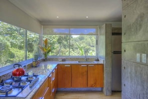 Refrigerador, microondas, tostadora y utensilios de cocina 