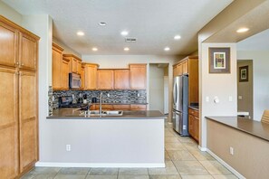 Private kitchen - Golf, Relax and Explore: Vegas Stay w/ Pool Access (Las Vegas)