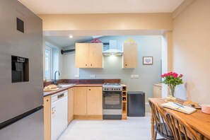 Fridge, microwave, oven, dishwasher - 40 Grimsey Road, Leiston (Suffolk)