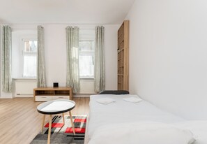 Une chambre moderne équipée d’un lit, d’un bureau et d’une bibliothèque.