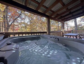 Outdoor spa tub - Hideaway Cabin Bryson City, NC - 5 Minutes from Downtown (Bryson City)