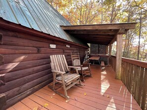 Outdoor dining - Hideaway Cabin Bryson City, NC - 5 Minutes from Downtown (Bryson City)
