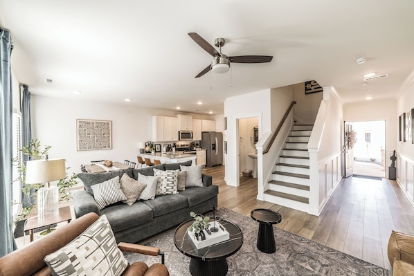 Living area - Modern Huntsville Townhome • Minutes to MidCity (Huntsville)