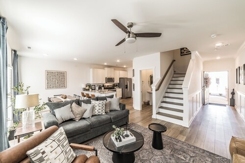 Modern Huntsville Townhome • Minutes to MidCity