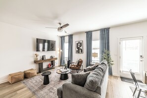 Living area - Modern Huntsville Townhome • Minutes to MidCity (Huntsville)