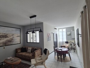 TV - Comfortable two-bedroom apartment rated 2** - sleeps 3. (ROCHEFORT)