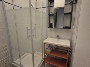 Bathroom - Comfortable two-bedroom apartment rated 2** - sleeps 3. (ROCHEFORT)