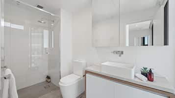 Apartment, 2 Bedrooms, Balcony, City View | Bathroom