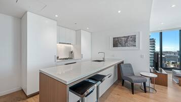 Appartamento, 2 camere da letto, balcone, vista città | Cucina privata