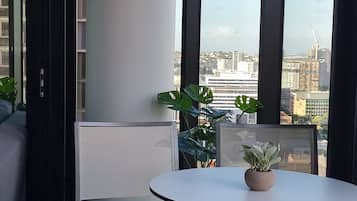 Apartamento, 2 quartos, sacada, vista para a cidade | Área de estar