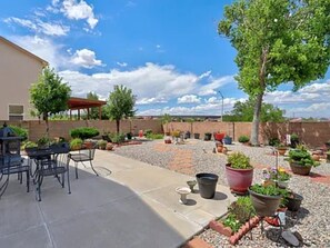 Outdoor dining - Casa Tranquila- A safe Albuquerque stay! (Albuquerque)