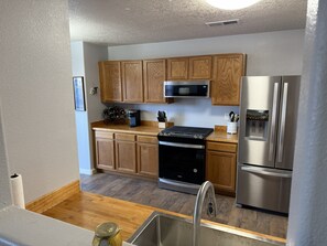 Private kitchen - Casa Tranquila- A safe Albuquerque stay! (Albuquerque)