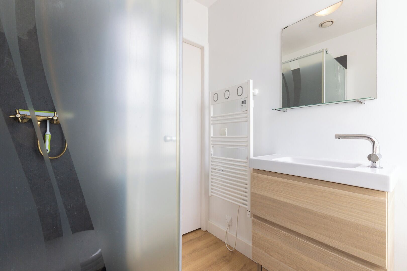 Een douche, een haardroger, handdoeken