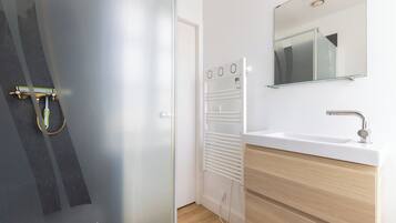 Een douche, een haardroger, handdoeken
