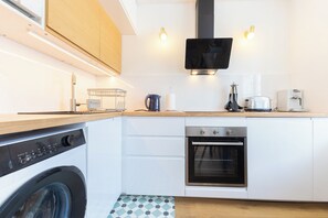 Frigorífico, microondas, horno y placa de cocina