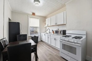 Private kitchen - NYC Skyline Views - 3BR for 8 - Walk to Transit - Low Price (Union City)
