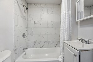Hair dryer, towels, soap, toilet paper - NYC Skyline Views - 3BR for 8 - Walk to Transit - Low Price (Union City)