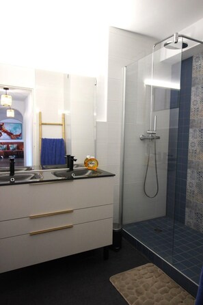 Bathroom - Charming apartment with balcony and parking (Biarritz)