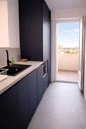 Fridge, microwave, oven, dishwasher - Charming apartment with balcony and parking (Biarritz)