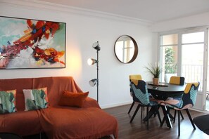 Living area - Charming apartment with balcony and parking (Biarritz)