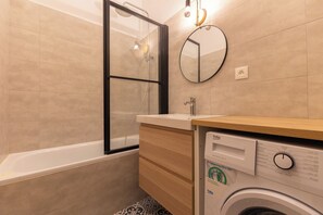 Shower, hair dryer, towels - Cozy Apartment in the Heart of Biarritz (Biarritz)
