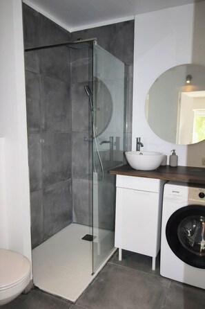 Bathroom - Biarritz: Bright & Beautiful Flat with Balcony (Biarritz)