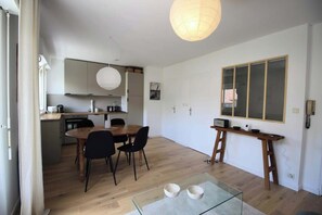 Dining - Biarritz: Bright & Beautiful Flat with Balcony (Biarritz)