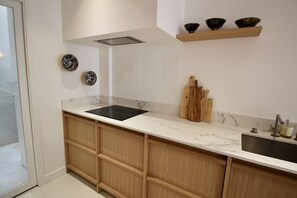Private kitchen - Beautiful Villa with Garage in Downtown Biarritz (Biarritz)