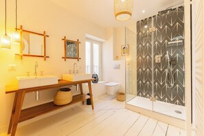 Een douche, een haardroger, handdoeken