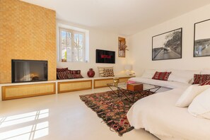 TV - Beautiful Villa with Garage in Downtown Biarritz (Biarritz)