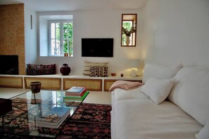Living area - Beautiful Villa with Garage in Downtown Biarritz (Biarritz)