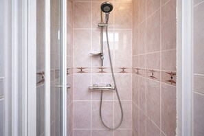 Shower, hair dryer, towels - Calm apartment near Grande Plage, Biarritz (Biarritz)