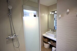 Shower, hair dryer, towels - Beautiful bright apartment with Balcony and Parking, near Grande Plage (Biarritz)