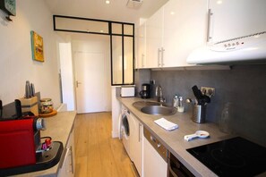 Fridge, microwave, oven, dishwasher - Beautiful bright apartment with Balcony and Parking, near Grande Plage (Biarritz)