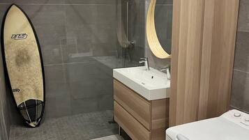 Shower, hair dryer, towels