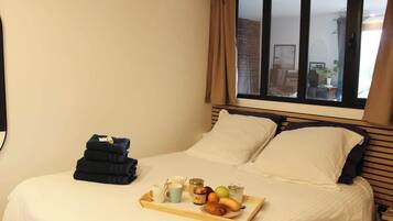 1 bedroom, travel cot, WiFi, bed sheets