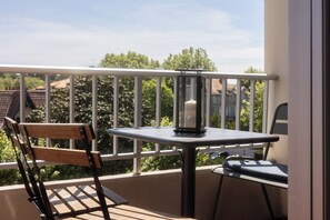 Outdoor dining - Cosy apartment with Balcony near the Beach (Biarritz)