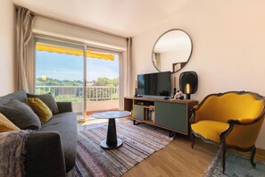 TV - Cosy apartment with Balcony near the Beach (Biarritz)