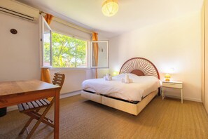 4 bedrooms, iron/ironing board, travel cot, WiFi - Charming House with Garden in Biarritz (Biarritz)