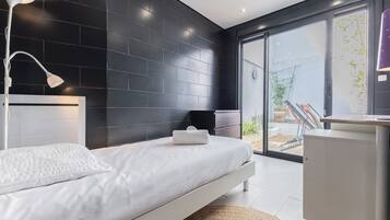 Tabla de planchar con plancha, cuna de viaje, wifi y ropa de cama
