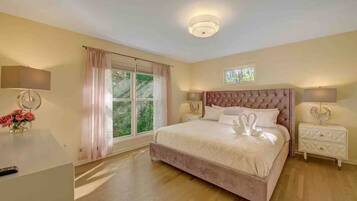 4 bedrooms, iron/ironing board, WiFi, bed sheets