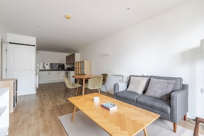 A modern apartment with a dining area, kitchen, and living room. - Blueground | Poplar, balcony, nr Thames (London)