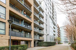 Exterior - Blueground | Poplar, balcony, nr Thames (London)