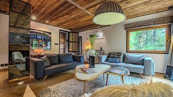 Apartment, 3 Bedrooms, Balcony, Mountain View | Living area