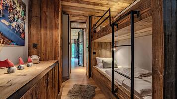 Apartment, 3 Bedrooms, Balcony, Mountain View | Free WiFi, bed sheets